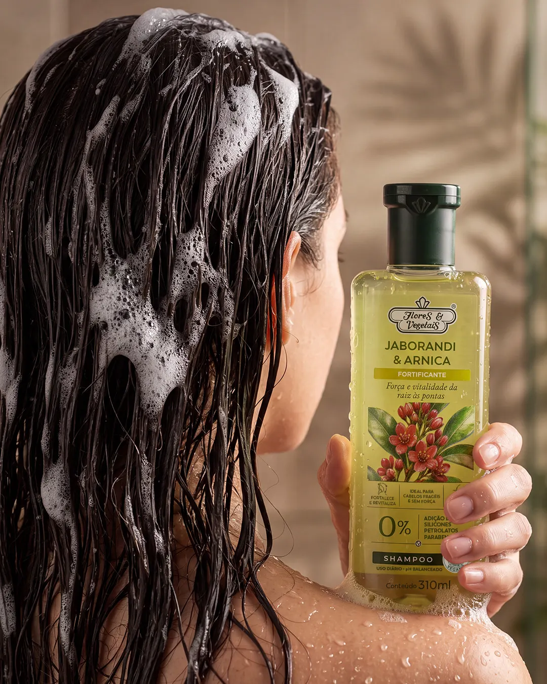 Mulher lavando os cabelos com shampoo Flores & Vegetais